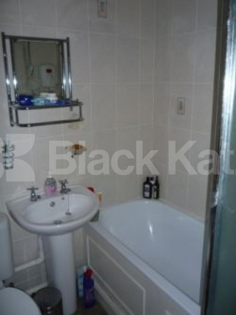 			BARGAIN ONE BED FLAT IN CENTRAL CROUCH END!, 1 Bedroom, 1 bath, 1 reception Flat			 Topsfield Parade, CROUCH END N8